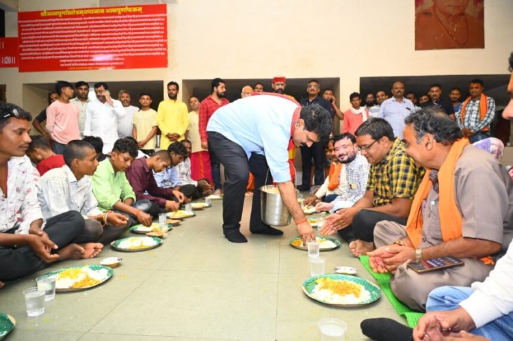 जब उपमुख्यमंत्री विजय शर्मा ने कांवड़ियों को परोसा भोजन और साथ बैठकर ग्रहण किया प्रसाद, भोरमदेव से अमरकंटक तक की गई विशेष व्यवस्था