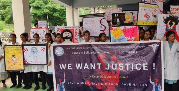 जिला अस्पताल में OPD बंद कर जूनियर डॉक्टर अस्पताल के बाहर बैठे हड़ताल पर