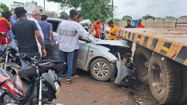 CG : तेज रफ्तार कार खड़ी ट्रेलर से टकराई...मां बेटी सहित तीन लोगों की दर्दनाक मौत, दो गंभीर