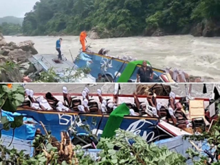 दिल दहलाने वाला मंजर, पहाड़ से लुढ़कते हुए नदी में गिरी बस, 15 की मौत, कई लापता