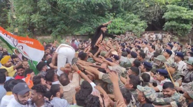 BREAKING : देवेंद्र यादव की गिरफ्तारी पर बवाल: युवा कांग्रेस के जेल भरो आंदोलन में कार्यकर्ताओं और पुलिसकर्मियों के बीच हुई झड़प