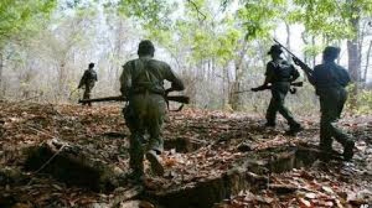 मुठभेड़ में 3 नक्सलियों के मारे जाने की खबर….दोनों तरफ से रुक-रुककर हो रही फायरिंग