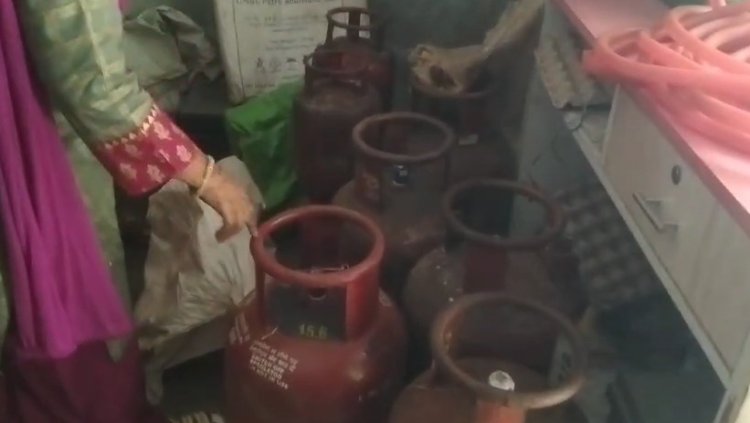 बड़े सिलेंडर से छोटे सिलेंडरों में हो रही थी रिफिलिंग, खाद्य विभाग की टीम ने मारा छापा