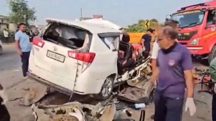 ट्रक में पीछे से जा घुसी तेज रफ्तार कर, 7 लोगों की मौत, गाड़ी काटकर निकालने पड़े शव