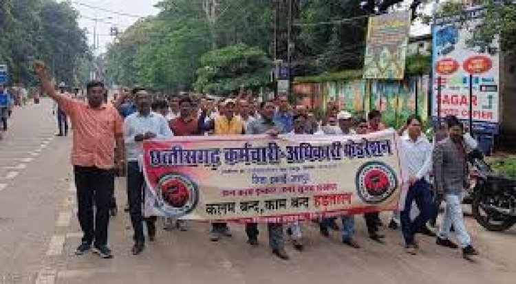 छत्तीसगढ़ कर्मचारी फेडरेशन ने चार सूत्री मांगों को लेकर किया धरना प्रदर्शन…