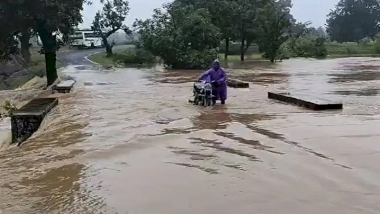 CG - भारी बारिश से इस जिले के कई गांव टापू में तब्दील...सड़क टूटने से जिला मुख्यालय से कटे कई इलाके, जन जीवन अस्त व्यस्त.....