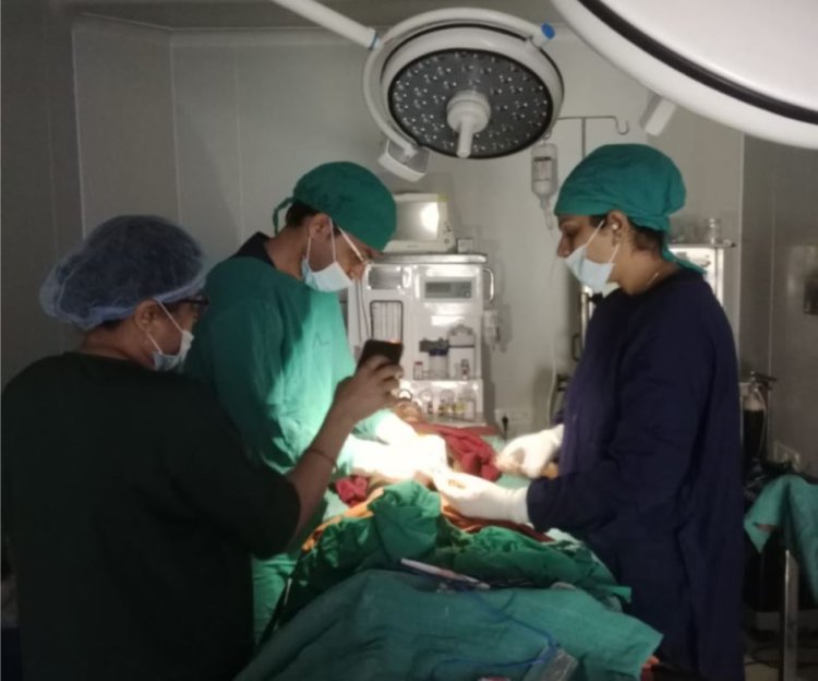 जिला अस्पताल में घोर लापरवाही : यहां डॉक्टरों को मोबाइल टॉर्च की रोशनी में करना पड़ा ऑपरेशन..! सरकारी अस्पतालों की बदहाली एक बार फिर हुई उजागर