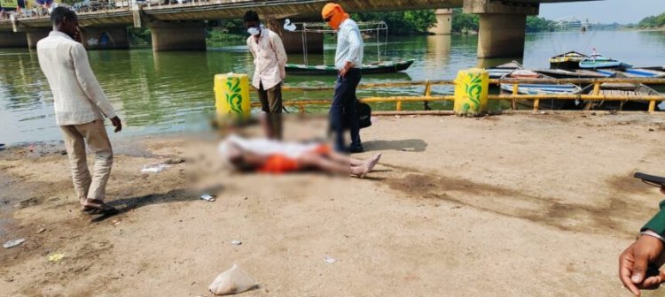 BREAKING : महादेवघाट में तैरती मिली अधेड़ की लाश, इलाके में फैली सनसनी