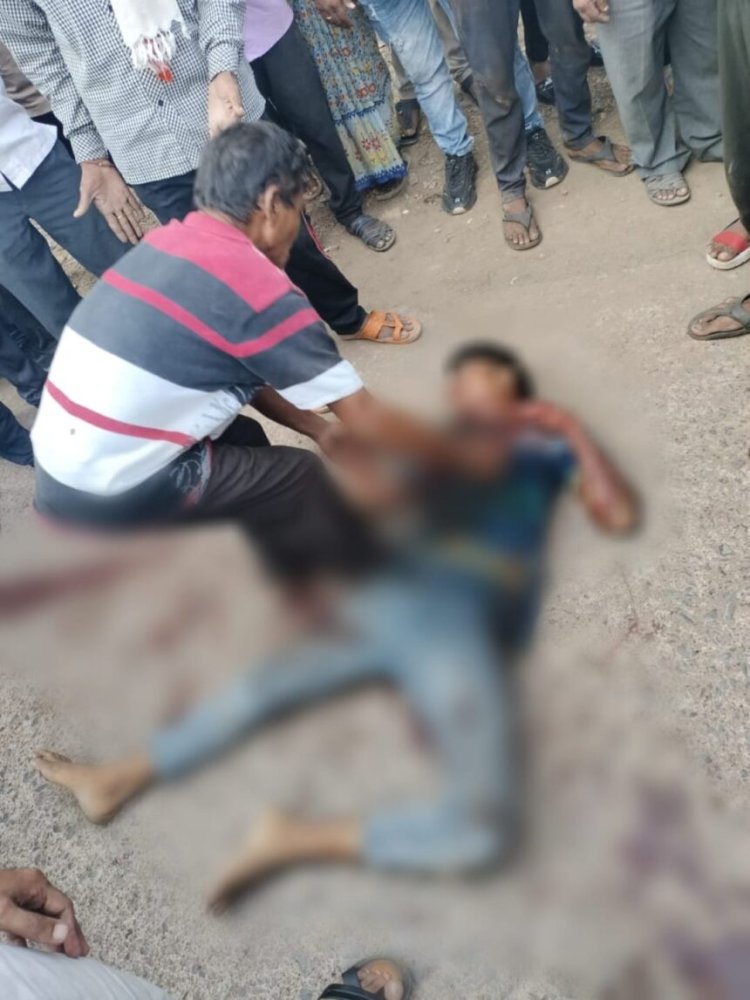 BREAKING : दिनदहाड़े स्कूल के बाहर युवक की निर्मम हत्या, दोस्त ने ही उतारा मौत के घाट...जनिए क्या है पूरा मामला