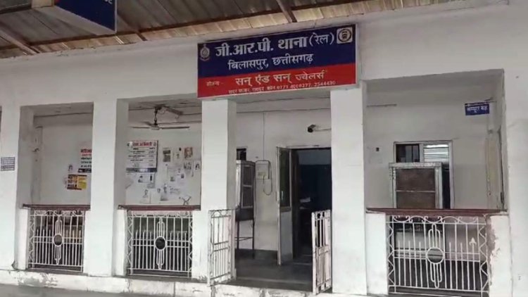 वर्दी की आड़ में गांजा तस्करी : GRP के 4 आरक्षक गिरफ्तार, रेलवे स्टेशन में बिकवाते थे गांजा