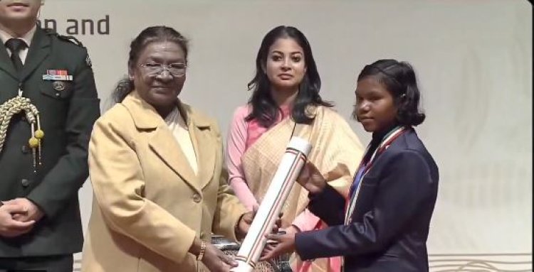राष्ट्रपति द्रौपदी मुर्मु ने बस्तर की बेटी हेमबती नाग को “प्रधानमंत्री राष्ट्रीय बाल पुरस्कार-2024” से किया सम्मानित
