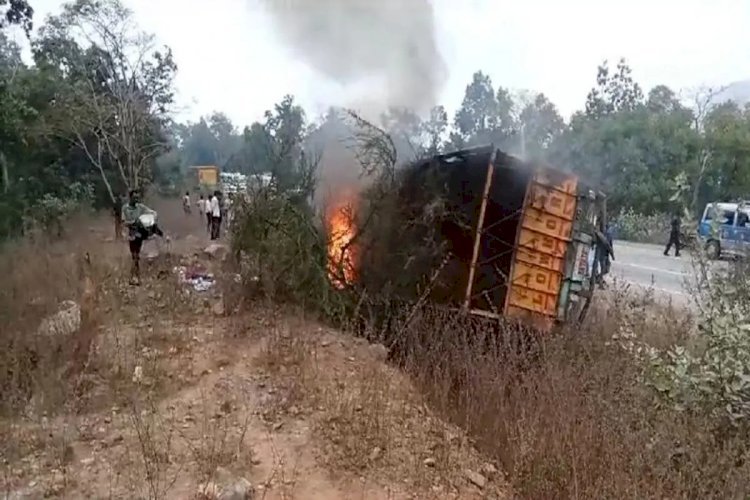 CG -दर्दनाक सड़क हादसा...ट्रक-कार की टक्कर से लगी भीषण आग, जिंदा जले 2 युवक.....