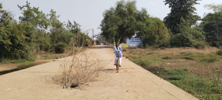 अनदेखी : जनकटा पुलिया के बीच में 2 फीट का गड्डे खतरे को दे रहा निमंत्रण