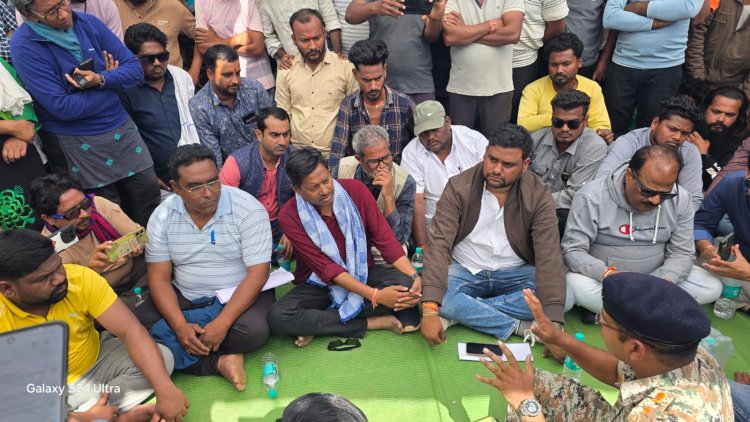 पत्रकार हत्याकांड के विरोध में बीजापुर हाइवे पर चक्काजाम, दिल्ली से पकड़ा गया हत्यारा ठेकेदार का भाई, अब तक 4 आरोपी गिरफ्तार