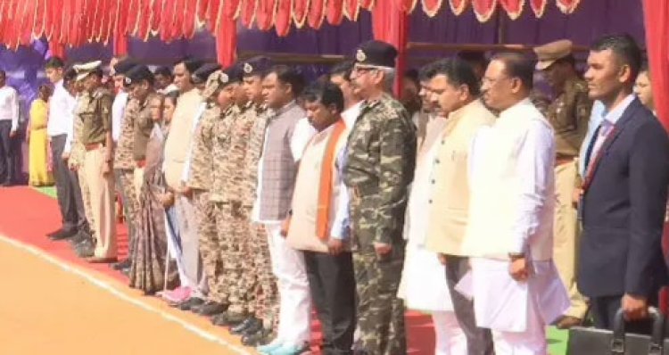 छत्तीसगढ़ नक्सली हमले में शहीद जवानों को श्रद्धांजलि, शहीदों के परिवार से मिले सीएम विष्णुदेव साय