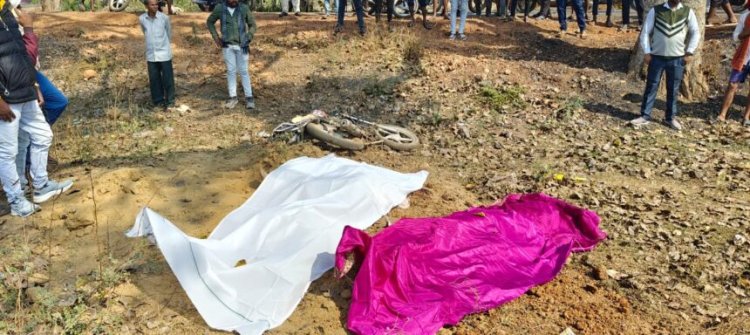 CG ACCIDENT : तेज रफ्तार हाइवा ने बाइक सवार पति – पत्नी को रौंदा, दोनों की मौके पर दर्दनाक मौत, चालक फरार