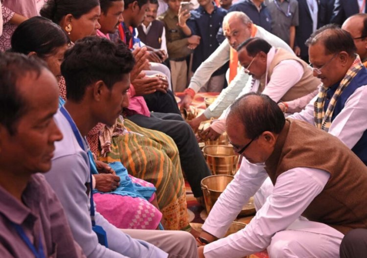 मोर आवास मोर अधिकार कार्यक्रम: केंद्रीय मंत्री शिवराज चौहान और मुख्यमंत्री साय ने आवास योजना के लाभार्थियों का पांव पखार कर किया अभिनंदन
