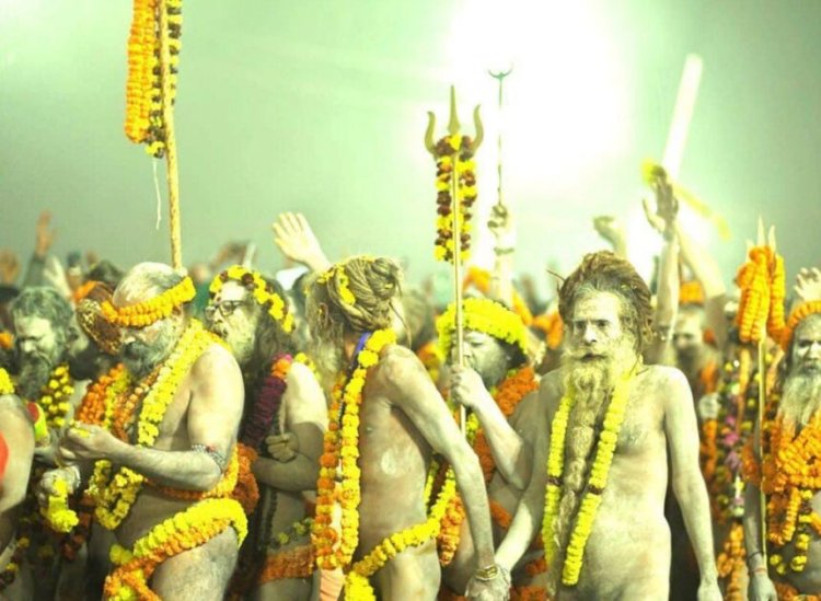 Maha Kumbh 2025 : अस्त्र – शस्त्र के साथ अमृत स्नान करने निकले नागा साधु , संगम घाट पर लाखों श्रद्धालुओं की भीड़