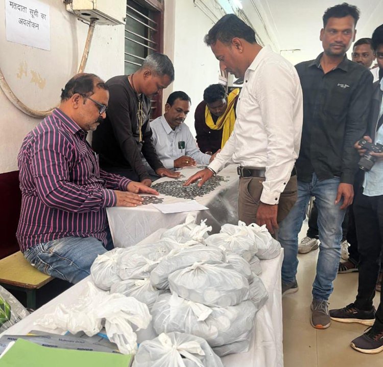 70 किलो सिक्के लेकर रोहित सिंह आर्य पहुंचें महापौर का आवेदन लेने वार्ड से इकठ्ठे किये गए सिक्के, एक सिक्का एक वोट मुहिम से जुड़े वार्डवासी