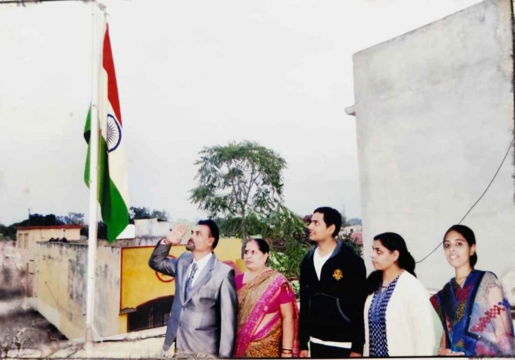 CG – छत्तीसगढ़ में एक घर ऐसा भी…जहां रोज लहराता है तिरंगा…..हर सुबह गूंजती है राष्ट्रगान की धुन……