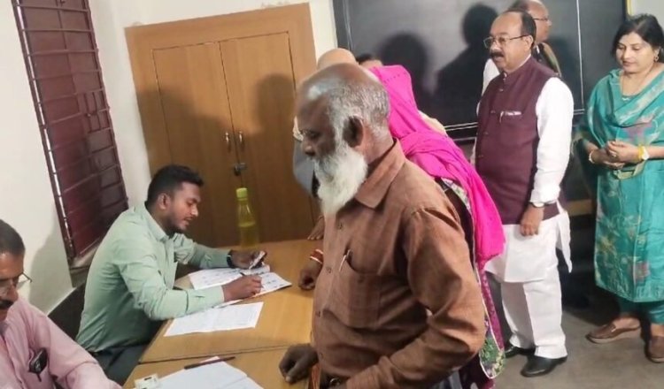 Nikay Chunav 2025 : डिप्टी सीएम अरुण साव ने लाइन में खड़े होकर किया मतदान