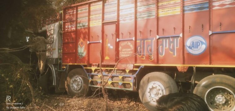 CG : भीमखोज थाना क्षेत्र में भीषण सड़क हादसा, कार-ट्रक की टक्कर में पांच की मौत