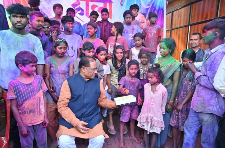 CG : मुख्यमंत्री विष्णुदेव साय ने बगिया में बच्चों संग मनाई रंगों की होली…