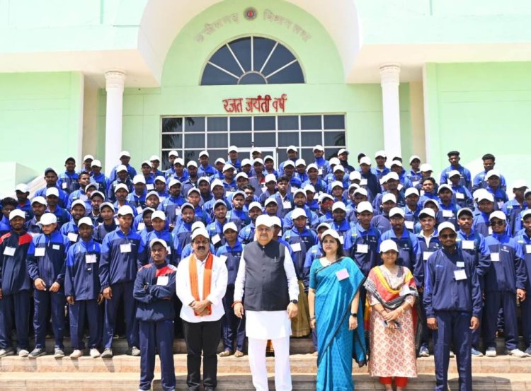 सुकमा के ग्रामीणों ने किया राजधानी का भ्रमण, विधानसभा की कार्यवाही देखी