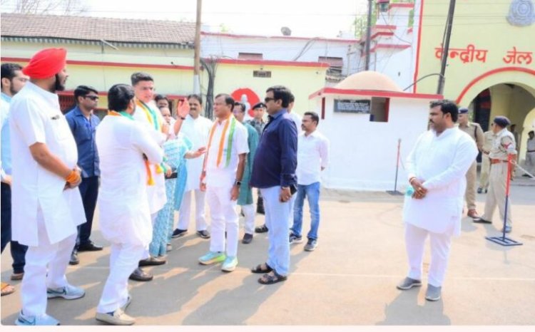 जेल में बंद पूर्व आबकारी मंत्री कवासी लखमा से मिलने पहुंचे प्रदेश प्रभारी सचिन पायलट, भाजपा सरकार पर लगाए ये आरोप…