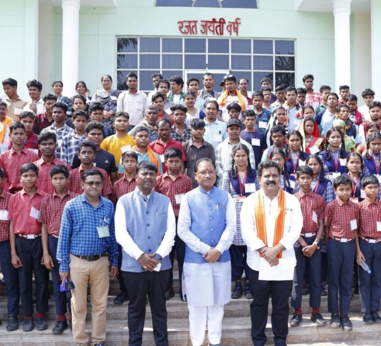 अबूझमाड़ के 120 बच्चों ने किया विधानसभा भ्रमण, सीएम बोले- अबूझमाड़ के विकास को गति देना हमारी प्राथमिकता