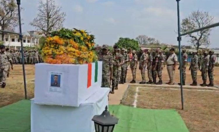 बलिदानी जवान राजू ओयाम को गार्ड ऑफ ऑनर के साथ श्रद्धांजलि अर्पित की गई