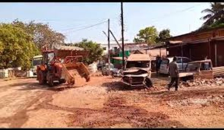 बचेली : पुराना मार्केट सडक़ किनारे खड़ी कबाड़ गाडिय़ों को हटाया, अब शुरू होगा डामरीकरण