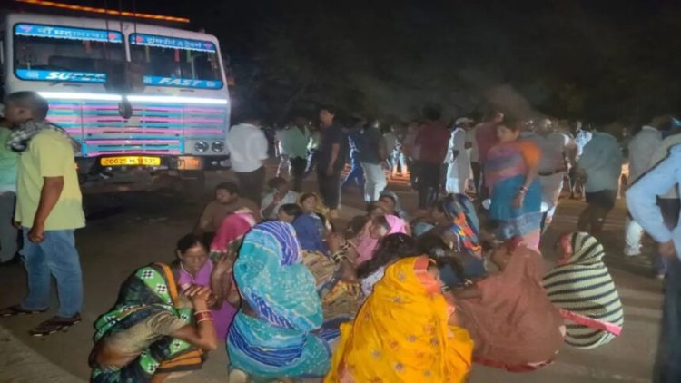 ACCIDENT : हाइवा की चपेट में आने से बाइक सवार 2 लोगों की मौत, आक्रोशित ग्रामीणों ने किया चक्काजाम