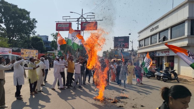 शहर जिला कांग्रेस कमेटी ने CBI द्वारा की गई द्वेषपूर्ण कार्यवाही के खिलाफ केंद्र व राज्य की भाजपा सरकार का किया पुतला दहन