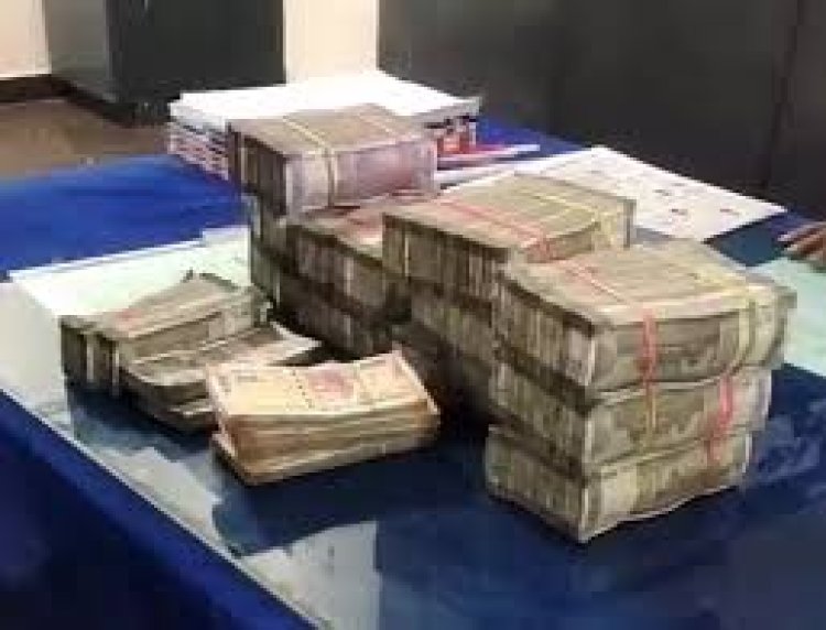 CG – चेकिंग के दौरान कार से मिला लाखों का कैश, नोटों के बंडल देख पुलिस का भी माथा चकराया, जानिए कहां से आया इतना कैश…