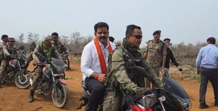 अतिसंवेदनशील इलाका रायगुड़ेम पहुंचे गृहमंत्री विजय शर्मा, आजादी के बाद पहली बार नक्सलगढ़ क्षेत्र में किसी मंत्री ने रखा कदम