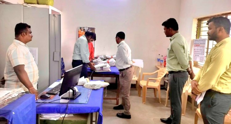 कलेक्टर ने किया जगदलपुर तहसील कार्यालय का औचक निरीक्षण कार्य में लापरवाही के लिए मारकेल नायब तहसीलदार को स्पष्टीकरण और रीडर को निलंबित करने के दिए निर्देश