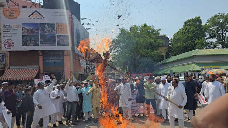 अंजुमन इस्लामिया एड्हाक कमेटी जगदलपुर मुस्लिम समाज ने फूंका आतंकवाद का पुतला पाकिस्तान मुर्दाबाद के लगाए नारे