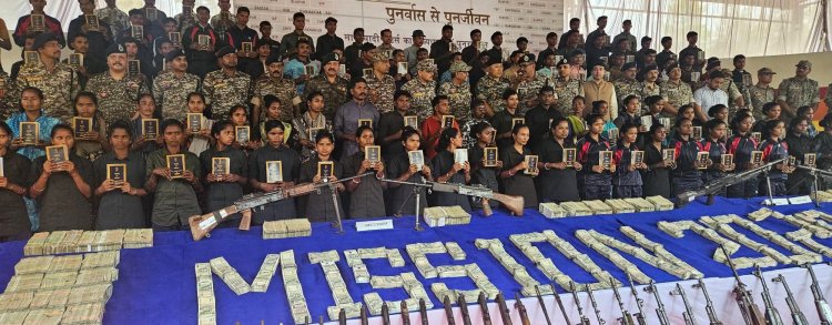 बस्तर में बड़ा नक्सली सरेंडर, 3 करोड़ 95 लाख के इनामी 108 माओवादियों ने किया आत्मसमर्पण  3 करोड़ 60 लाख रुपये 1 किलो सोना सहित भारी मात्रा में हथियार भी बरामद 