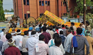 प्रतापगंजपारा की भूमि को लेकर आदिवासी समाज का उग्र विरोध, निगम घेराव कर कलेक्टर को सौंपा ज्ञापन